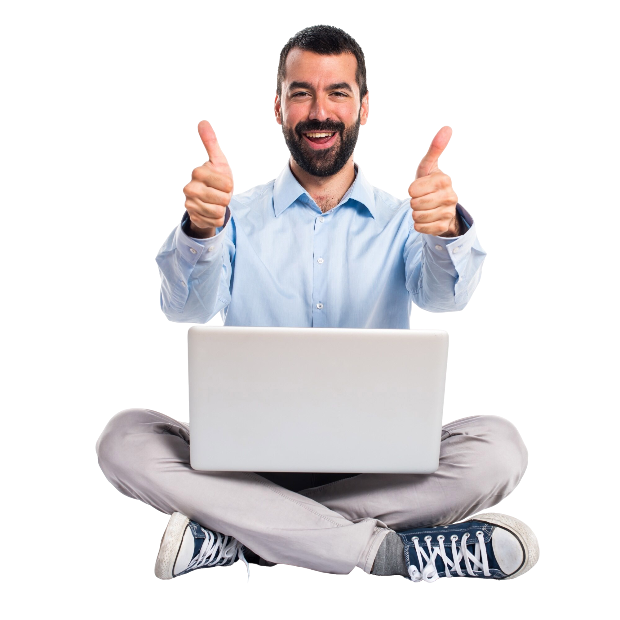 Homem utilizando notebook para acompanhar os serviços da CX Rastreamento